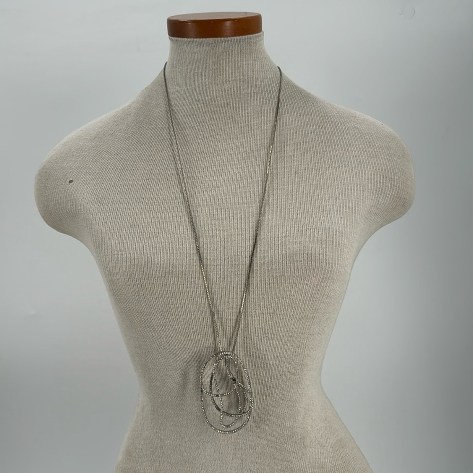 Vera Wang Rhinestone Twisted Oval Pendant Silver Necklace 25$
